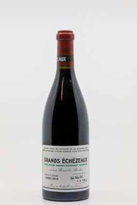 la bouteille de vin est posée sur une surface blanche