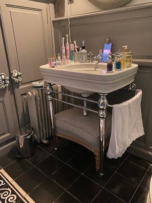 une salle de bains équipée d'un lavabo, de toilettes et d'une douche