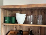 une étagère en bois sur laquelle sont posés divers objets