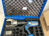 une boîte bleue avec des outils à l'intérieur sur le sol