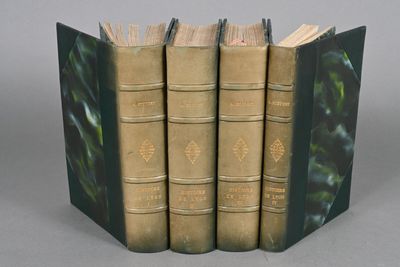 trois livres sont empilés sur une table
