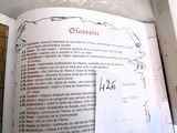 un livre ouvert avec une écriture dessus, posé sur une table