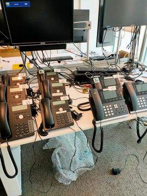 beaucoup de téléphones posés sur un bureau