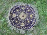 vue aérienne d'un tapis bleu et or posé au sol