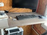 un bureau d'ordinateur sur lequel se trouvent un écran, un clavier et une souris