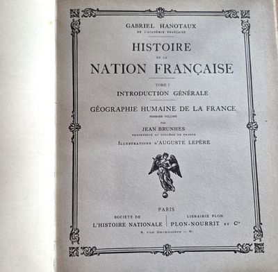 un livre ouvert dont la couverture représente un aigle