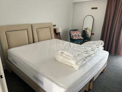 un lit recouvert d'un drap blanc dans une chambre