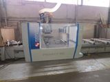une photo d'une machine qui se trouve dans un garage