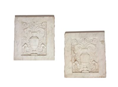 Paire de plaques en bas-relief à décor d’un vase de fleurs ;…