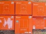 six boîtes orange contenant le même produit sont empilées les unes sur les autres