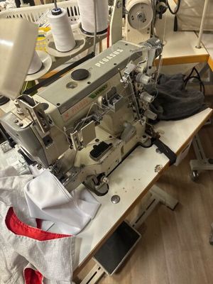 une machine à coudre posée sur une table dans une pièce