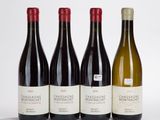 trois bouteilles de vin posées l'une à côté de l'autre sur une table