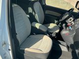 l'intérieur d'une petite camionnette blanche équipée de deux sièges et d'un volant