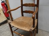 une chaise en bois dont l'assise est en osier