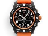 une montre orange et noire posée sur une surface blanche, avec un fond blanc