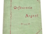 un vieux livre vert sur lequel est écrit quelque chose en rouge