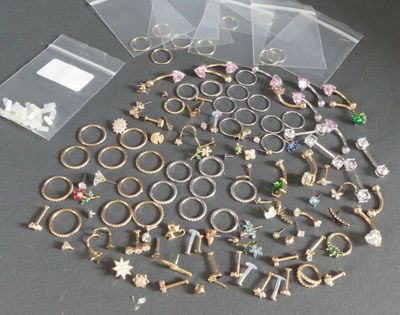 beaucoup de bagues et d'autres bijoux sur la table