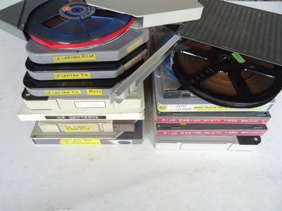 une pile de CD empilés les uns sur les autres sur une table