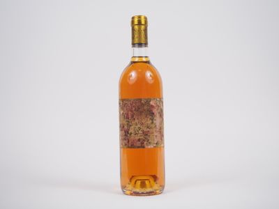 une bouteille de vin posée sur une table