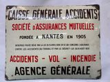 panneau sur une feuille blanche avec une inscription en rouge et noir