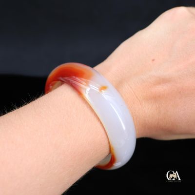 un gros plan du poignet d'une personne portant un bracelet
