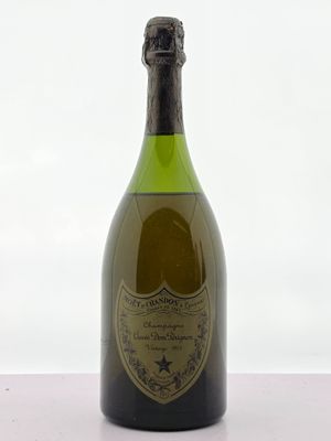 une bouteille de vin posée sur une table