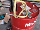 un seau rouge contenant des outils, posé sur une palette