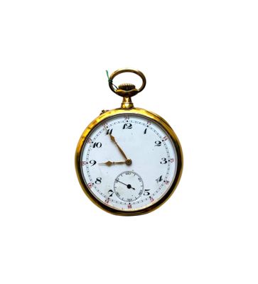 gros plan d'une montre de poche sur fond blanc