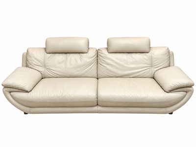 canapé en cuir blanc avec deux sièges inclinables sur fond blanc