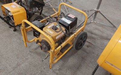 une petite machine jaune posée par terre