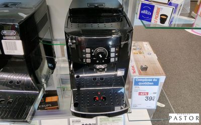 deux machines à café exposées dans un magasin