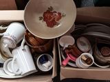 une boîte remplie d'assiettes et de tasses posée sur une table
