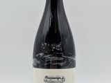une bouteille de vin posée sur une table