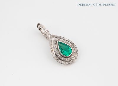 pendentif en émeraude et diamant sur fond blanc
