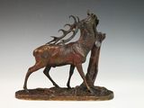 sculpture en bronze représentant un cerf avec une antilope sur le dos