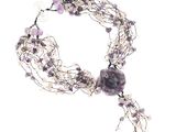 un gros plan d'un collier orné de perles et de fleurs