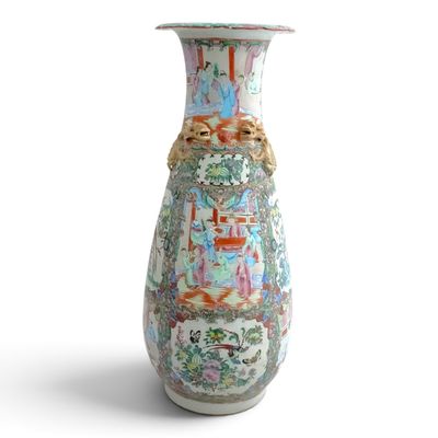 un vase posé sur une surface blanche