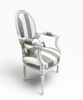 une image représentant une chaise rayée de blanc et de gris sur fond blanc