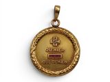 une médaille d'or sur laquelle est gravée une croix