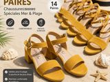 Lot de 14 paires de sandales jaunes et d'un chapeau sur la plage