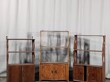 trois étagères en bois posées sur un parquet