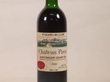 une bouteille de vin posée sur une table