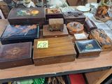 une table sur laquelle se trouvent de nombreuses boîtes et d'autres objets