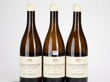 trois bouteilles de vin posées sur une table blanche