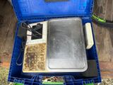 une boîte bleue contenant un plateau-repas