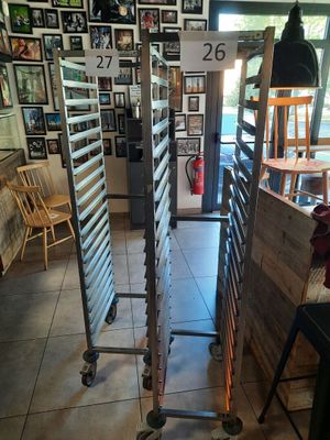 une photo d'un restaurant avec plusieurs casseroles posées sur une étagère