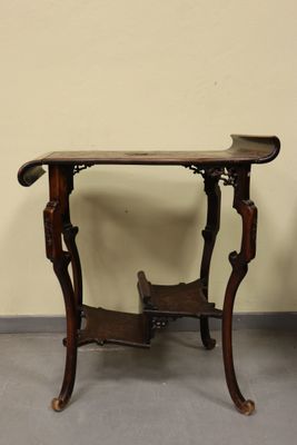 Table volante en bois mouluré dans le goût de Viardot