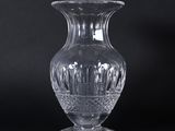 un vase en verre posé sur une surface noire