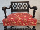 une vieille chaise recouverte de tissu rouge