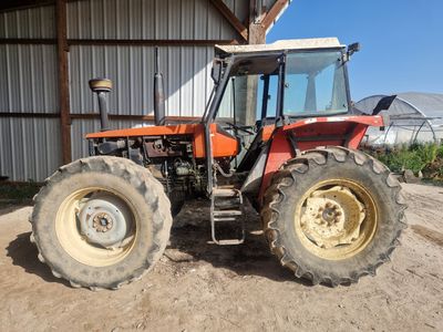 un tracteur garé devant un bâtiment